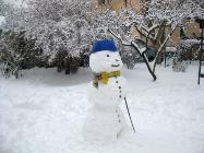 Schneemann im Garten